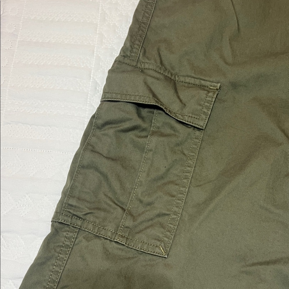 Levi's Women's Olive Straight Cargo Pants - Picture 4 of 11